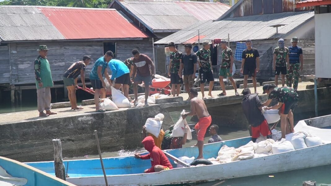 Aksi Bersama Satgas TMMD dan Masyarakat: Memuat Pasir untuk Jalan Beton