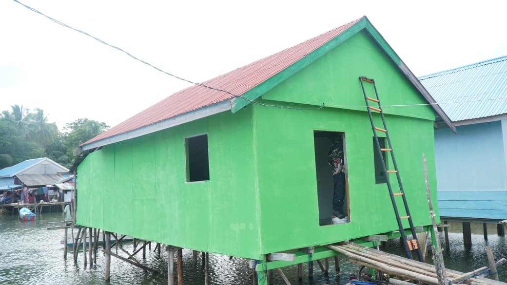 Progres Pengecatan RTLH oleh TNI Bersama Masyarakat di Polewali
