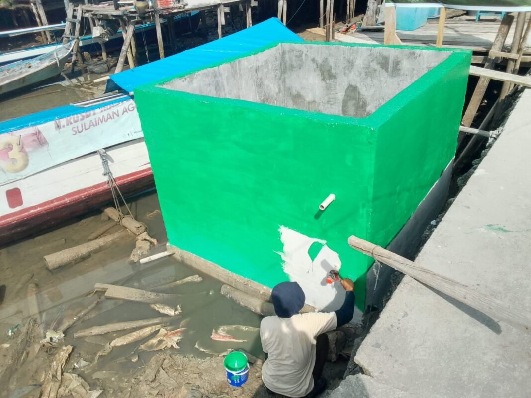 Pengecatan Bak Penampungan di Desa Umbele Diteruskan oleh Satgas TMMD