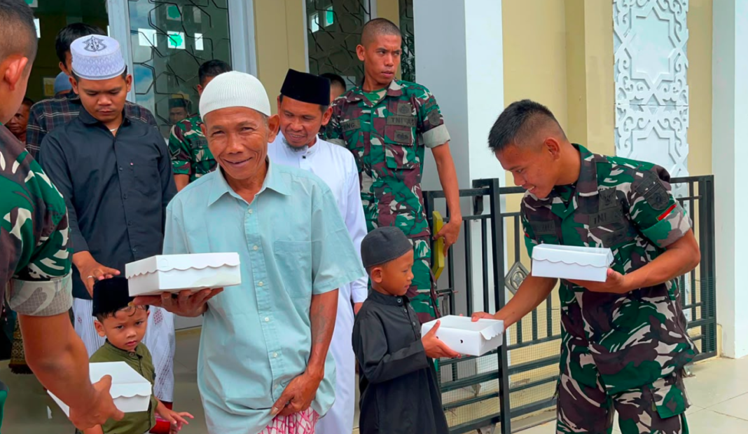 Jumat yang Penuh Berkah: Yonif TP 922/Upun Taka Bagikan Makanan kepada Masyarakat