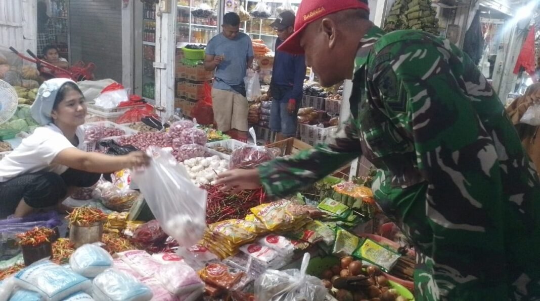 Kegiatan Pemantauan Babinsa di Pasar Sentral Tanru Tedong untuk Kestabilan Pangan