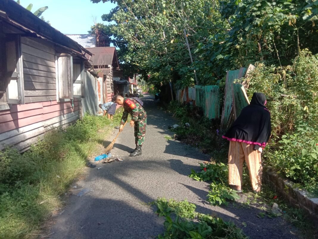Kegiatan Bersih-Bersih Parit oleh Babinsa dan Warga di Mentawa Baru Ketapang