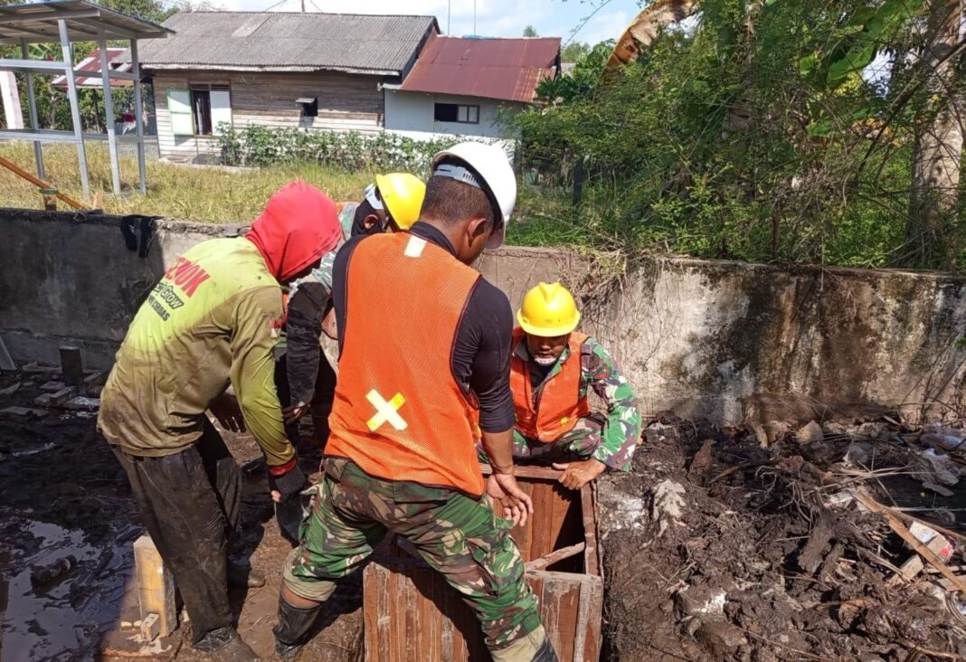 Kolaborasi Satgas TMMD Ke-129 dalam Pembangunan Sapras Sanitasi