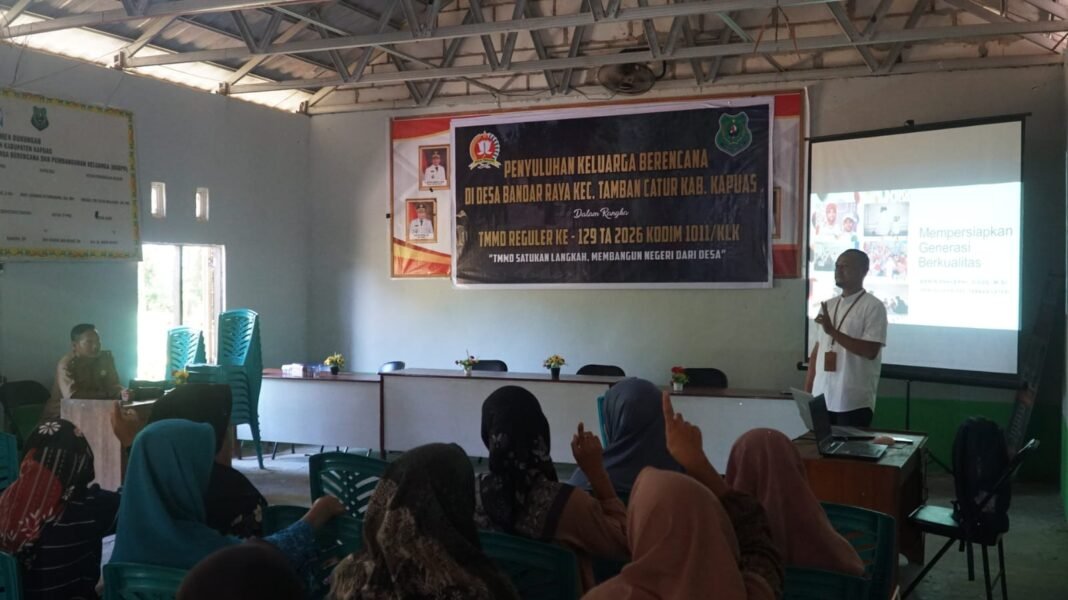 Satgas TMMD Memfasilitasi Penyuluhan Keluarga Berencana di Desa Bandar Raya