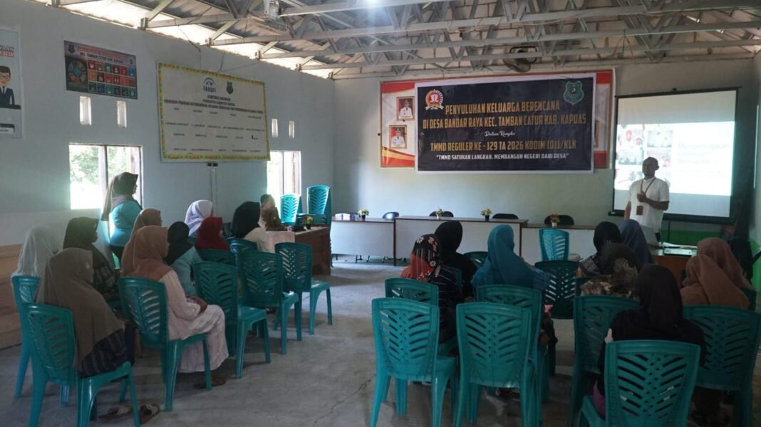 Kegiatan Penyuluhan Keluarga Berencana di Desa Bandar Raya oleh Satgas TMMD