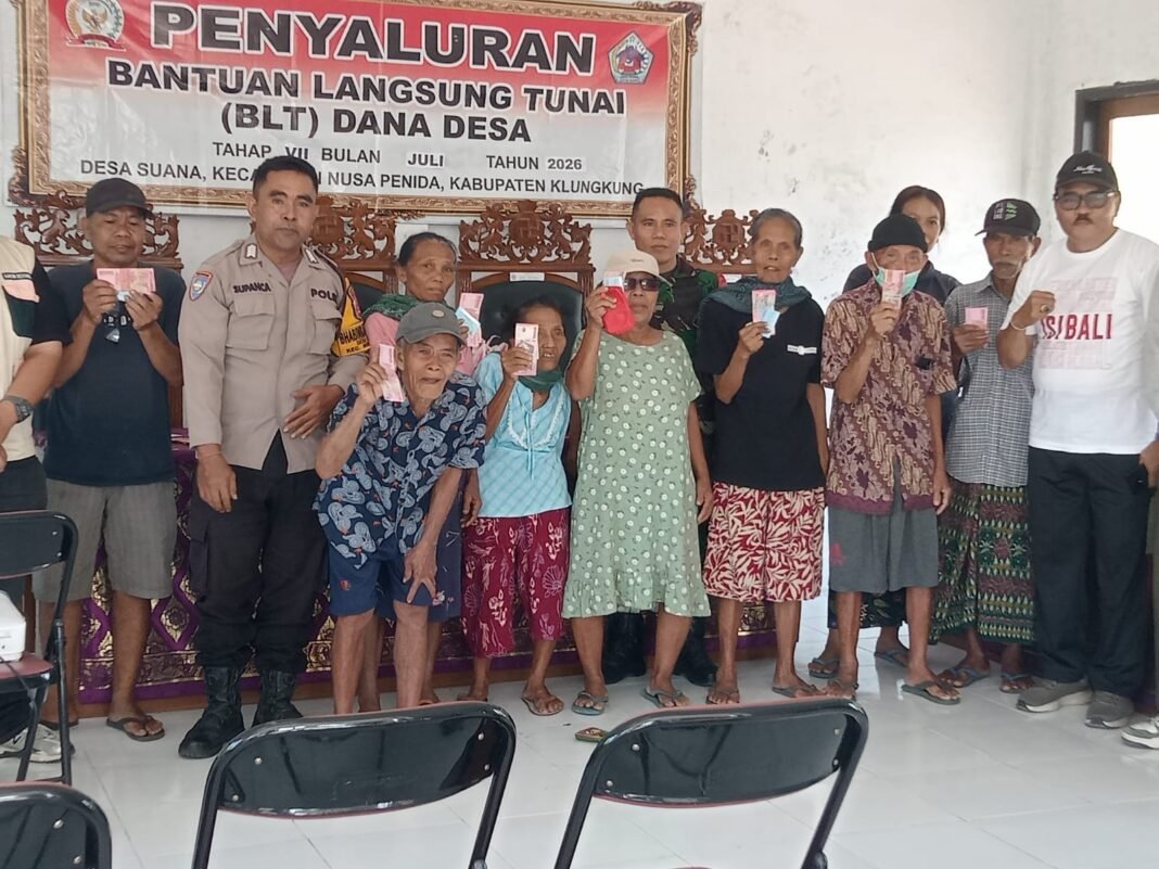 Babinsa Dampingi Penyaluran BLT DD untuk 12 Keluarga di Suana