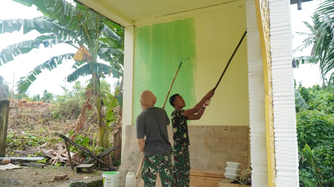 Pengecatan Masjid di Desa Polewali oleh Satgas TMMD Ke-129 dan Komunitas Lokal
