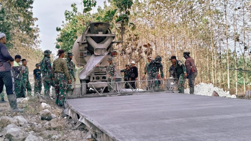 Aksi Keren Prajurit TNI dalam Pembangunan Jalan Beton di Desa Tlemang