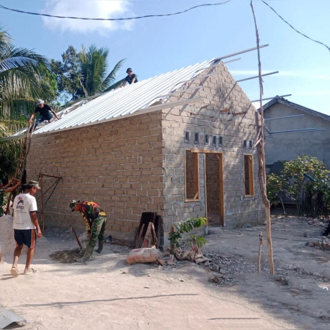 Progres TMMD Ke-129: Pemasangan Rangka Atap Rumah Pak Iwan