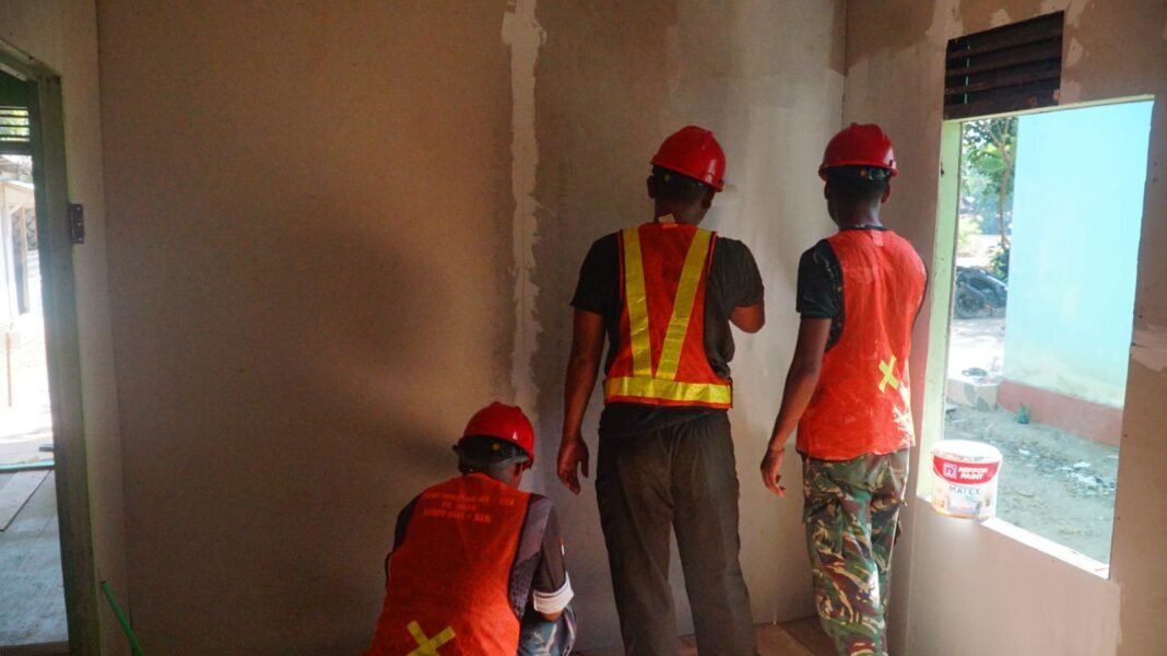 Intensitas Pengecatan RTLH Ibu Wahida Menuju Penyelesaian