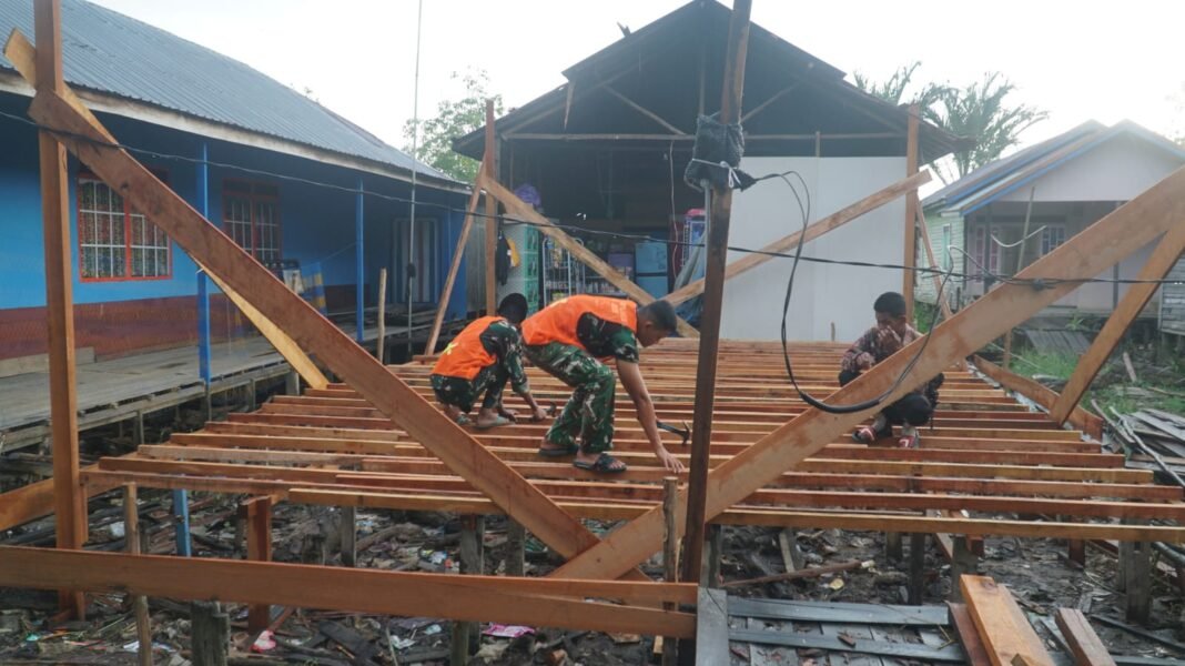TNI dan Masyarakat Bersatu dalam Program RTLH Ibu Rini