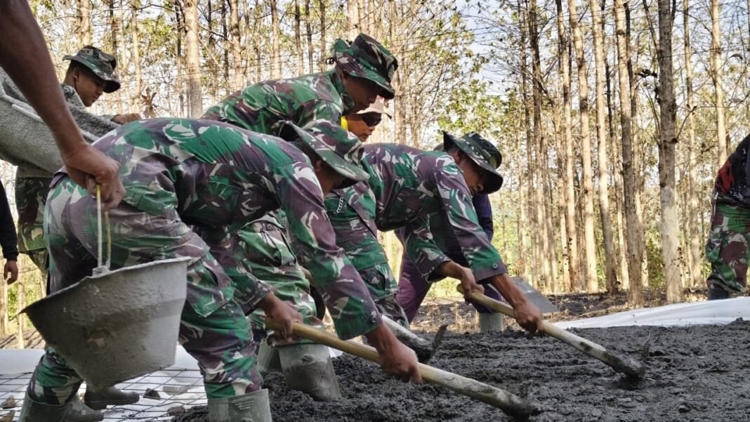 Kolaborasi TNI dan Warga dalam Pembangunan Jalan TMMD di Tlemang