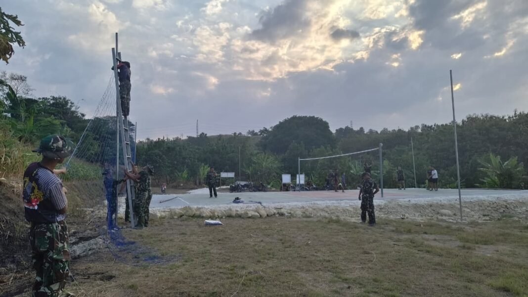 Penyempurnaan Lapangan Voli oleh Satgas TMMD 129 di Desa Tlemang