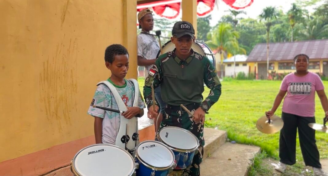 Yonif TP 859/RBK Laksanakan Pelatihan Drumband di SMP Negeri 7 Wakre untuk Generasi Muda