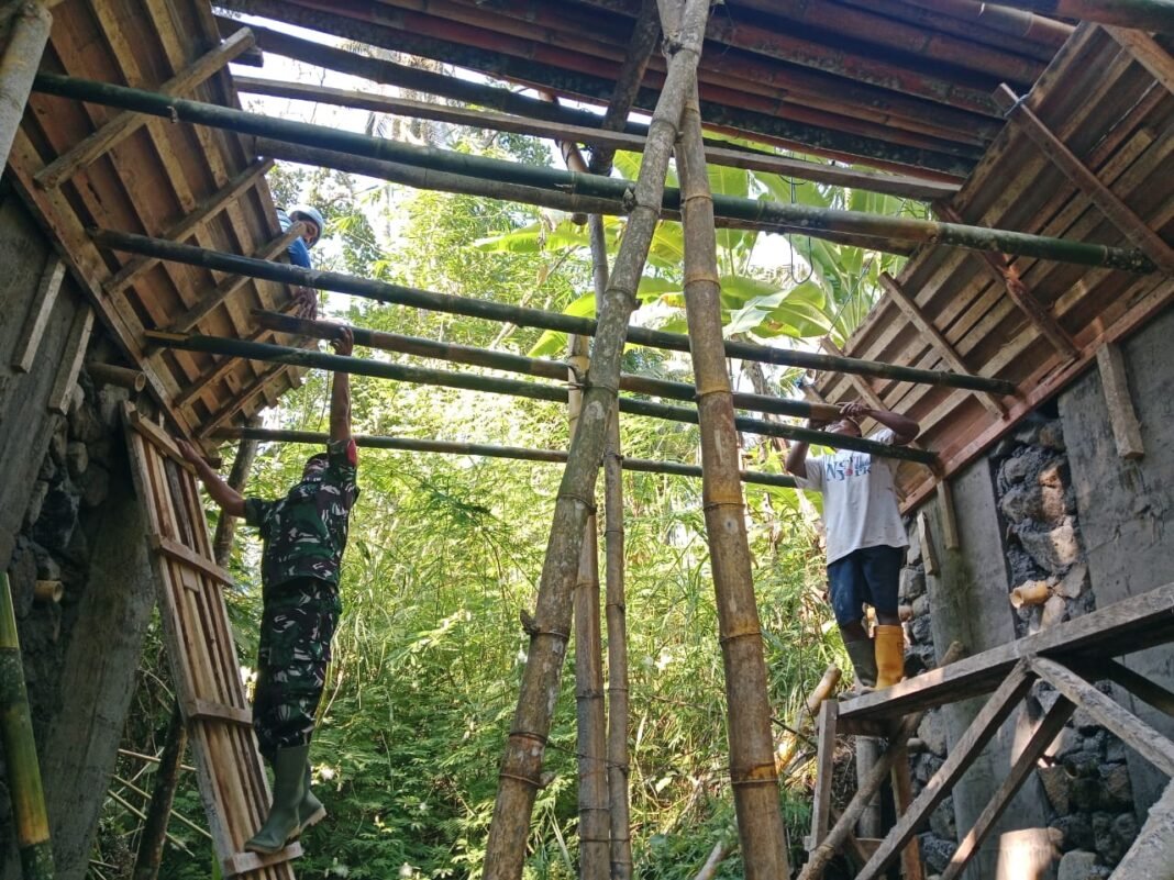 Sinergi Babinsa dan Warga Sukseskan Proyek Jembatan Banjar Payuk