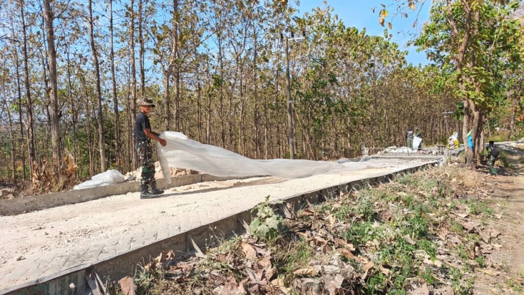 Optimalkan Pembangunan Jalan di Desa Tlemang, Satgas TMMD 129 Perhatikan Detail