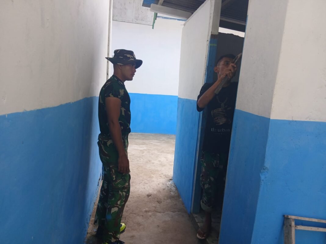 Pemasangan Pintu MCK oleh TNI AD di Madrasah Aliyah Wailegi