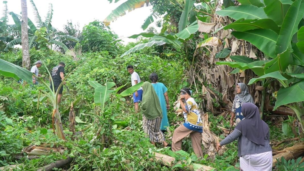 Keterlibatan Satgas TMMD Ke-129 Dalam Kebersihan Masjid Desa Polewali