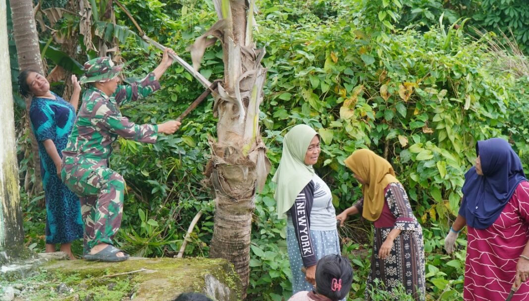 Ibu-ibu PKK Desa Polewali Dukung Kerja Bakti Bersama Satgas TMMD Ke-129