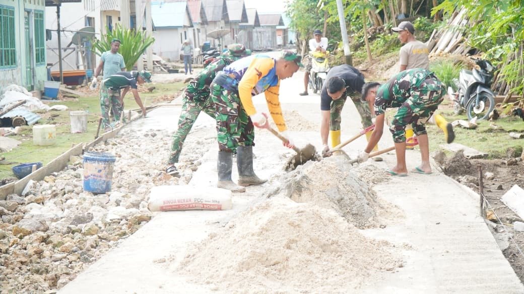 Pembangunan Rabat Beton Oleh Satgas TMMD Ke-129 di Tengah Sinar Mentari yang Panas