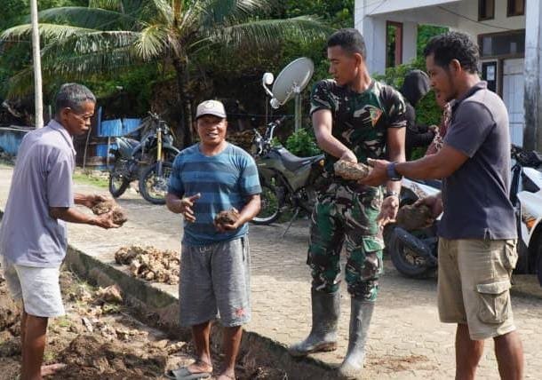 Dukungan Warga dan TNI dalam Proyek Jalan Beton TMMD di Polewali