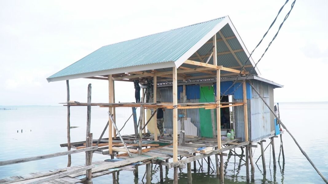 Satgas TMMD Terus Genjot Renovasi RTLH Ibu Syamsiah dengan Pemasangan Dinding Kalsiboard