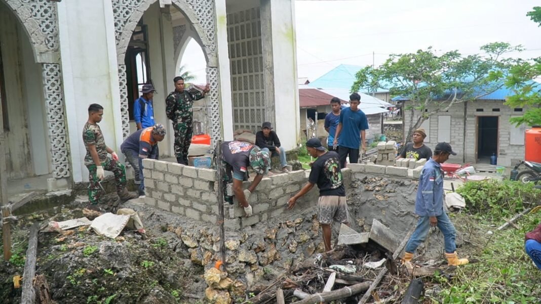 Pemasangan Tandon Air Bersih di Masjid Desa Umbele Lama oleh Satgas TMMD Ke-129