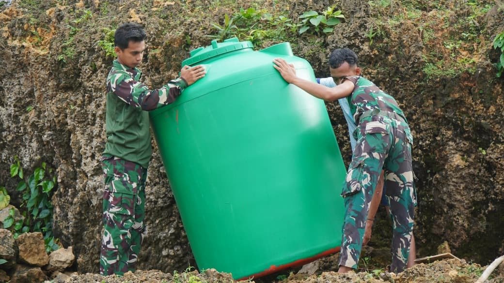 Program TMMD Ke-129: Pemasangan Tandon Air Bersama Warga Polewali