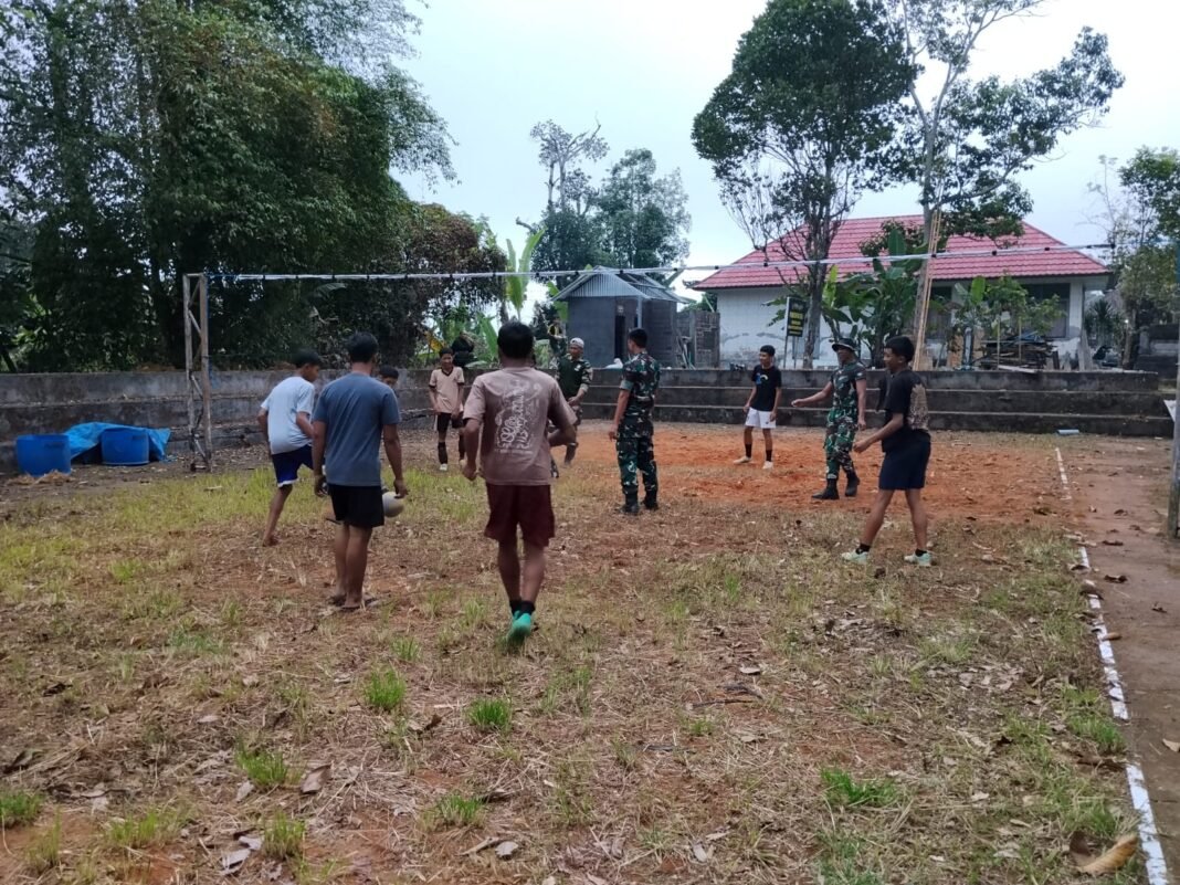 Semangat Kebersamaan TNI dan Pemuda dalam Olahraga Voli di Sekardadi