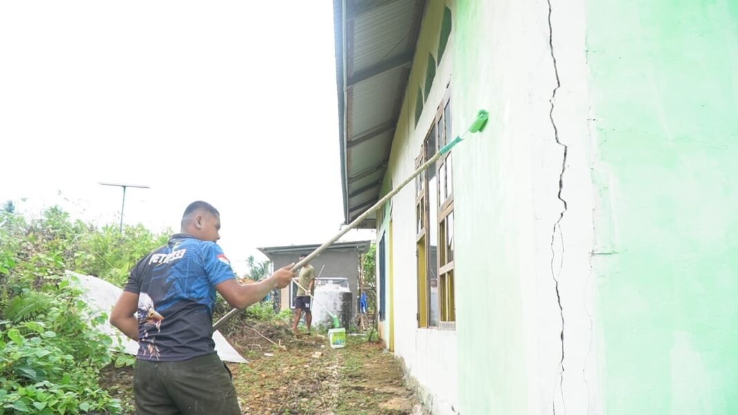 TMMD Ke-129 Kodim 1311/Morowali: Pengecatan Masjid di Desa Umbele