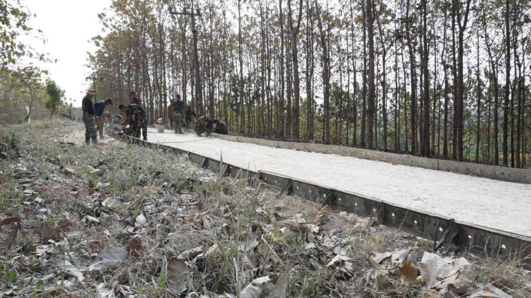 Peran Penting Bekisting dalam Pembangunan Jalan, Satgas TMMD ke-129 Ciptakan Infrastruktur Berkualitas