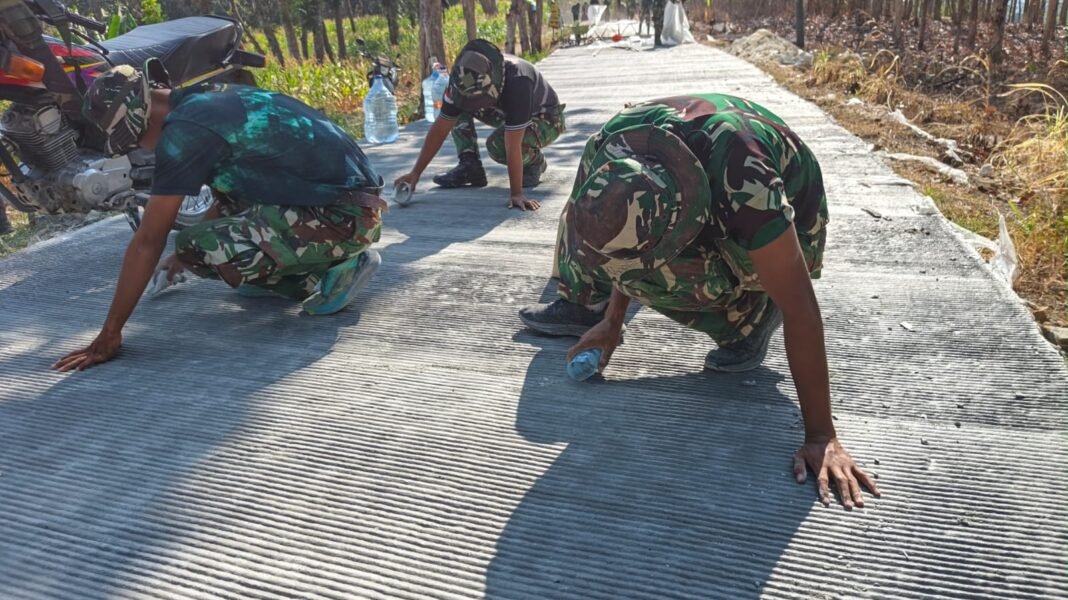Finishing Jalan Rabat Beton di Desa Tlemang, Satgas TMMD 129 Tunjukkan Kehati-hatian