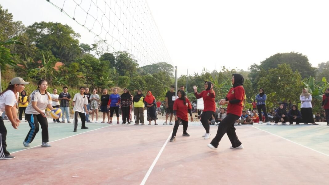 Pertandingan Voli Santai di Desa Tlemang: Ceria Bersama Satgas TMMD