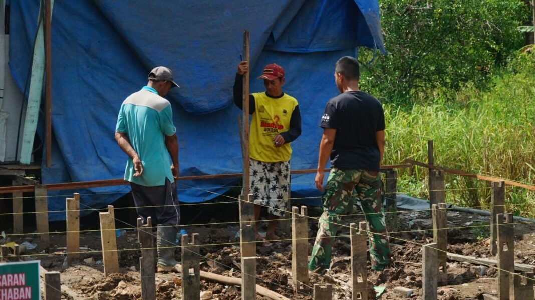 Pemasangan Tiang Markah Pembangunan RTLH Bapak Masrani di TMMD Ke-129