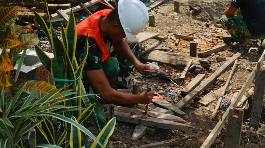 Aksi Bersama TNI dan Warga dalam Pembangunan RTLH Bapak Masrani