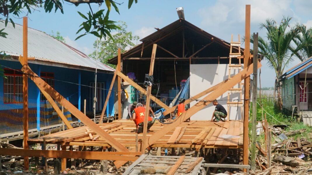 Pemasangan Gelagar Perkuat Struktur RTLH Ibu Rini dalam Program TMMD Ke-129 Kodim 1011/KLK