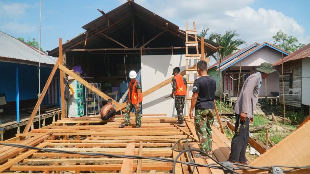 Pemasangan Gelagar RTLH Ibu Rini oleh Satgas TMMD Kodim 1011/KLK