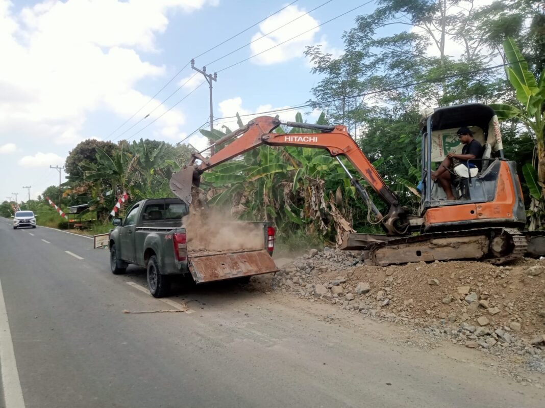 Optimalkan Peningkatan Jalan di TMMD Ke-129 dengan Alat Berat