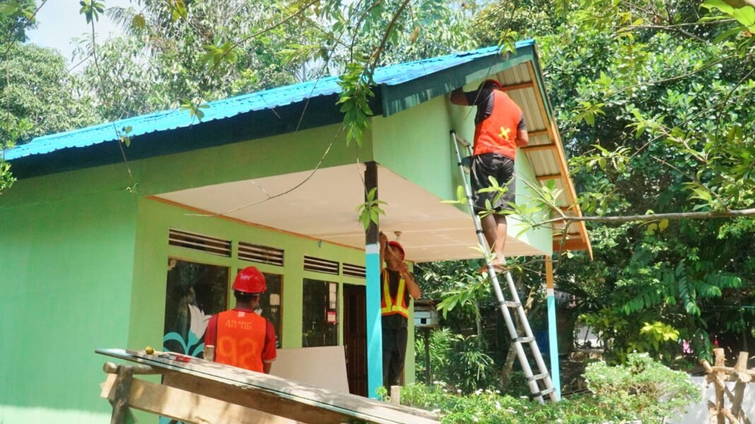 Satgas TMMD Kodim 1011/KLK Lakukan Finishing RTLH untuk Ibu Wahida