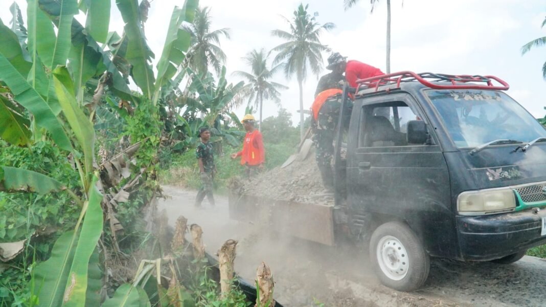 Peningkatan Jalan Melalui Kerjasama TMMD dan Warga Desa