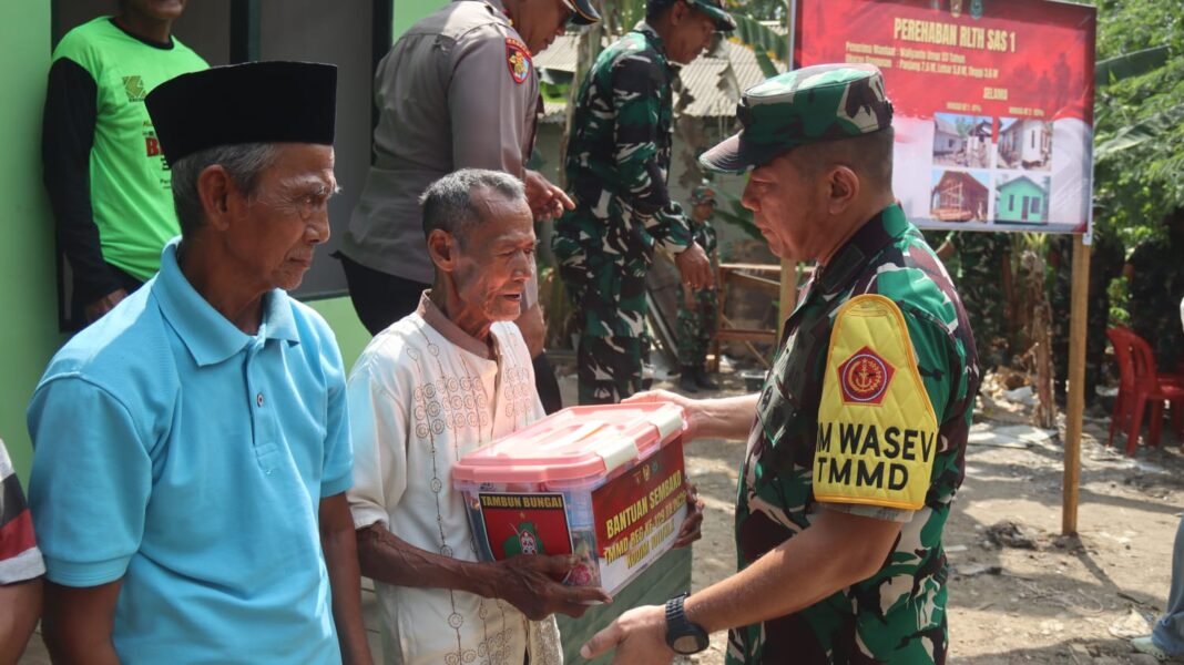 Tim WASEV TMMD Ke-129 Tegaskan Komitmen Sosial Lewat Penyaluran Baksos untuk Warga