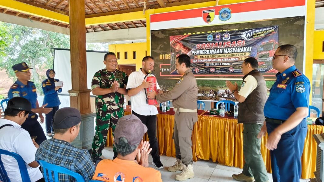 Pelatihan Mitigasi Kebakaran oleh Satgas TMMD Ke-129 untuk Warga Desa