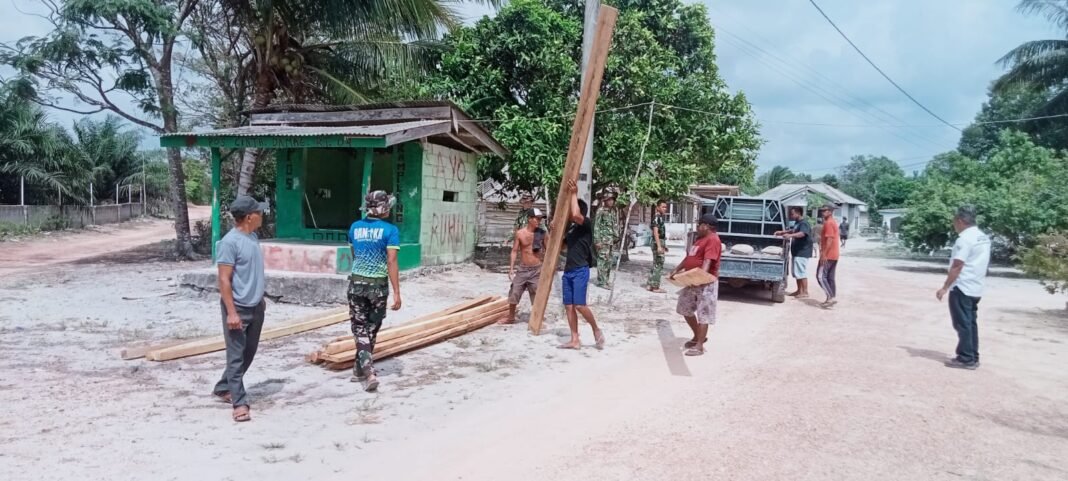 Gotong Royong Satgas TMMD dan Warga Hidupkan Kembali Poskamling sebagai Simbol Kebersamaan Desa