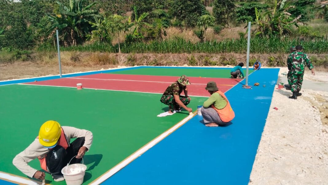 Pembangunan Lapangan Voli di Desa Tlemang, Sinergi TNI dan Warga