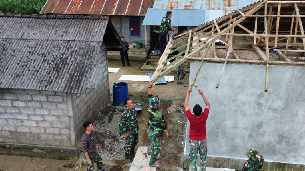 Wadansatgas TMMD Ke-129 Berikan Arahan dalam Proyek Rehab RTLH Ibu Nengah Madri