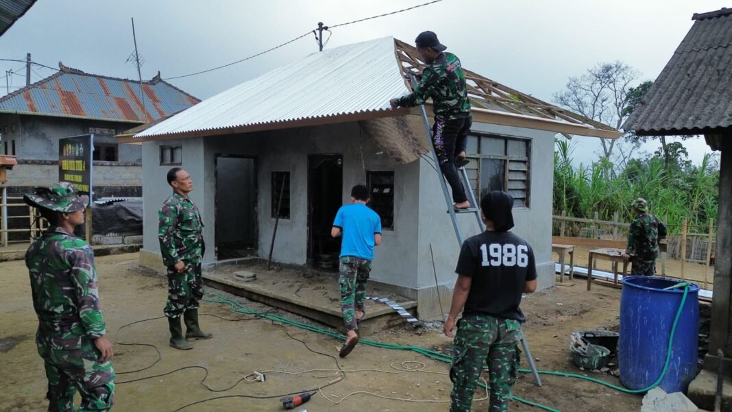 Sinergi TNI dan Masyarakat Dalam Proyek Rehab Rumah Ibu Nengah