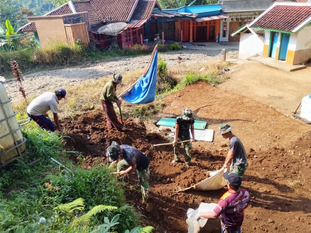 Sinergi TNI dan Warga dalam Pembangunan Sarana Sanitasi di Cianjur