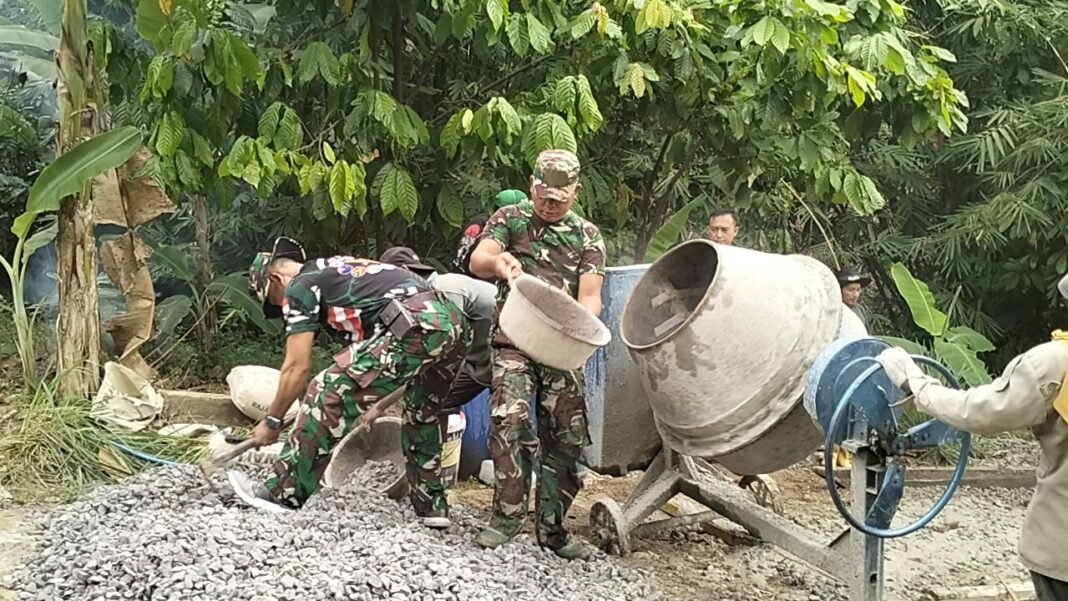 Babinsa Koramil 410-02/TBS Bersama Masyarakat Cor Jalan di Pinang Jaya