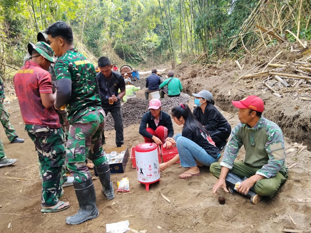 Dukungan Perangkat Desa Sekardadi bagi Satgas TMMD Ke-129