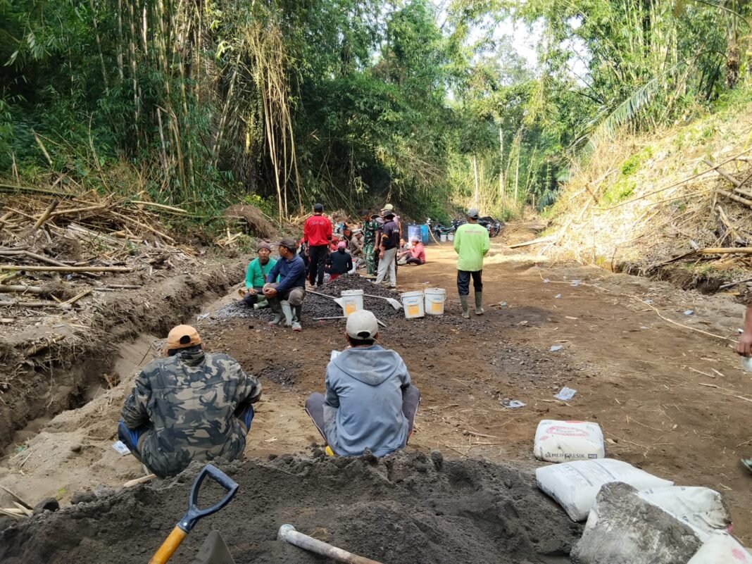 TMMD Bangun Kebersamaan, Secangkir Kopi Satukan TNI dan Warga Desa Sekardadi